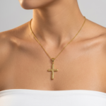 Pingente Cruz com Detalhe Texturizado Folheado a Ouro - 3cm - Imagem 3
